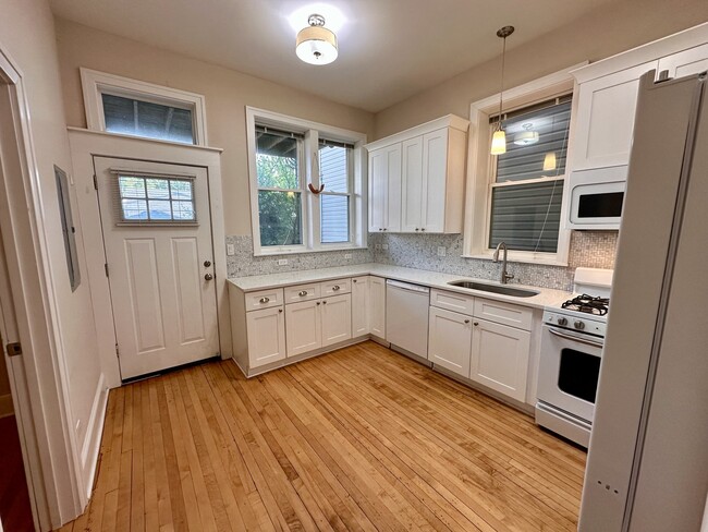 Foto del edificio - 2441 W Cortland St