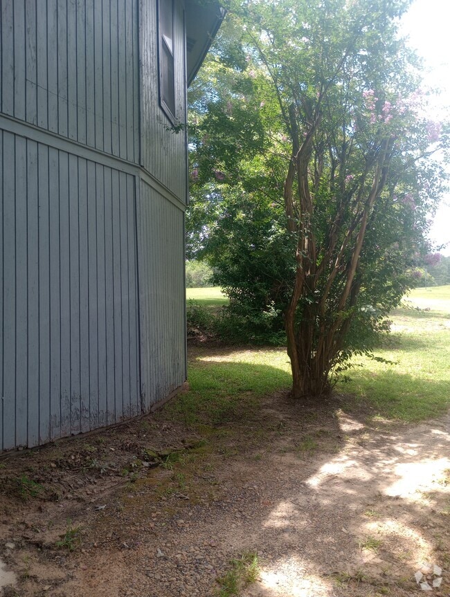 Building Photo - 132 Lindsey Rd