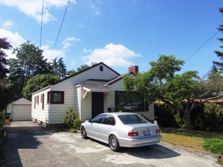 Building Photo - Charming Home in Seattle-Maple Leaf Area!
