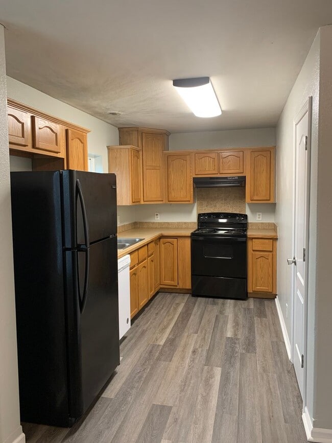 Foto del edificio - Super cute and updated with fresh paint, new floors, some fixtures, and all appliances.