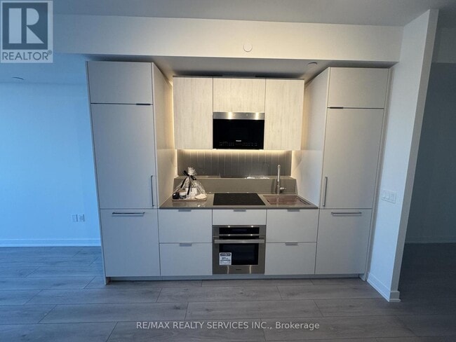 Building Photo - 1 Fairview Rd E