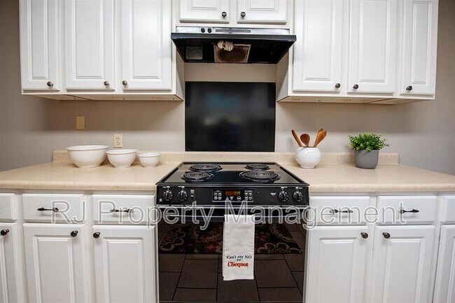 Building Photo - 41 S Fenwick Rd