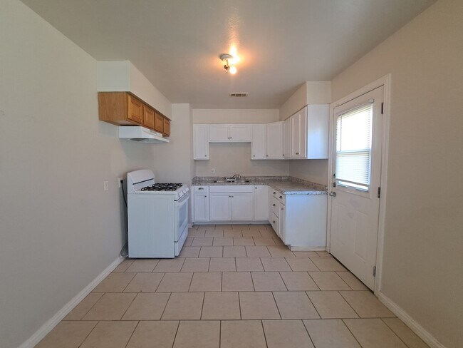 Building Photo - Priced to Lease! 3 Bedrooms, 1 bathroom, 1...
