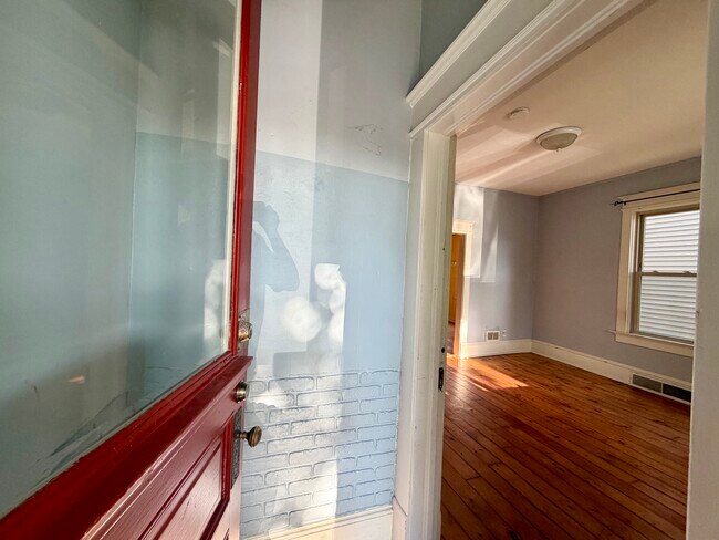 Entrada/vestíbulo con vista a la sala de estar. - 2732 N Fratney St