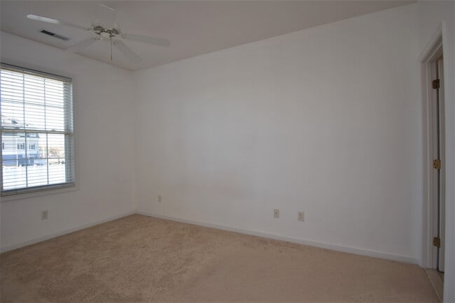 Building Photo - UNFURNISHED 2 BEDROOM YEAR ROUND CONDO - S...
