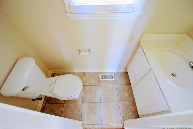 Building Photo - 328 Roundtree Dr