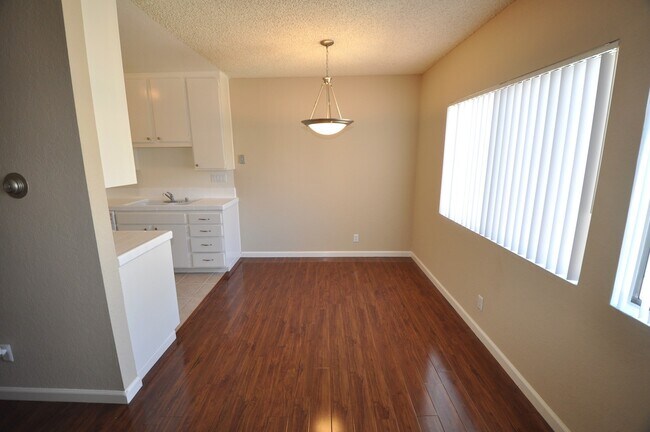 Foto del edificio - 24411 Newhall Ave