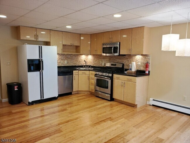 Building Photo - 8 Oakwood Ct