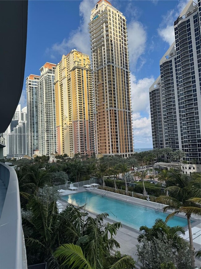 Foto del edificio - 17550 Collins Ave