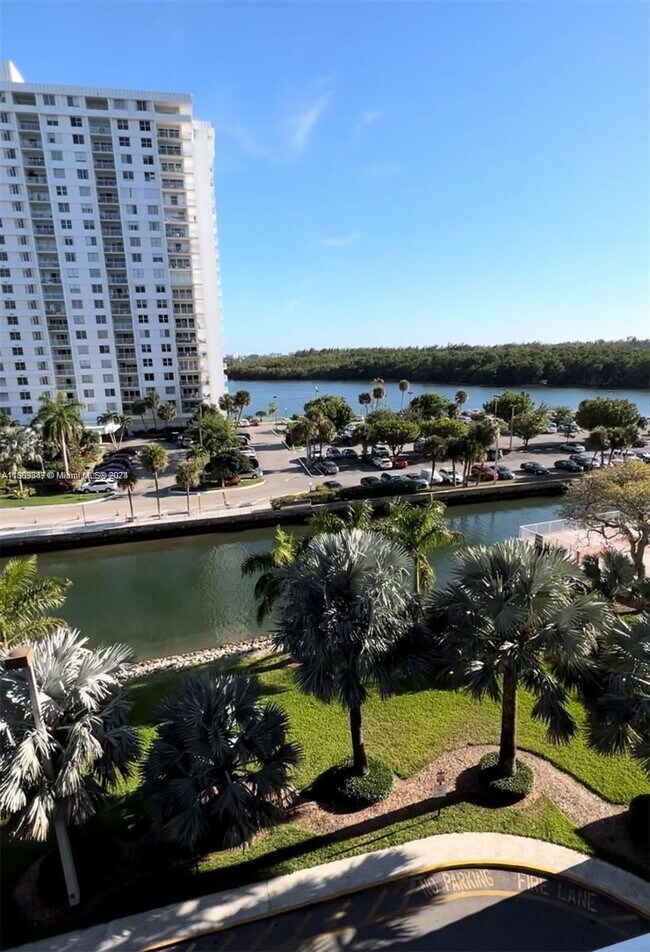 Foto del edificio - 400 Kings Point Dr