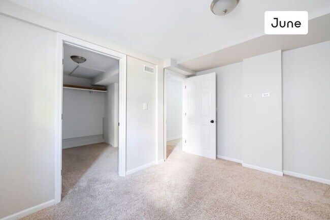 Foto del edificio - ROOM ONLY in 4-bed/3.0-bath Home