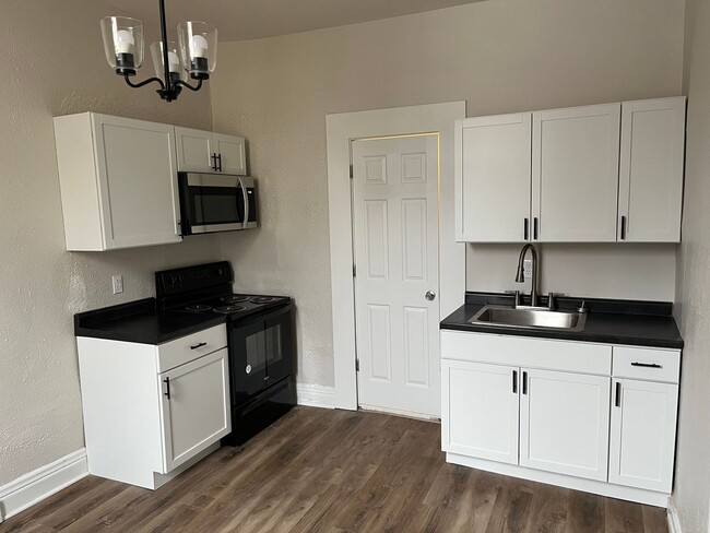 Building Photo - DOWNTOWN…. Utilities included