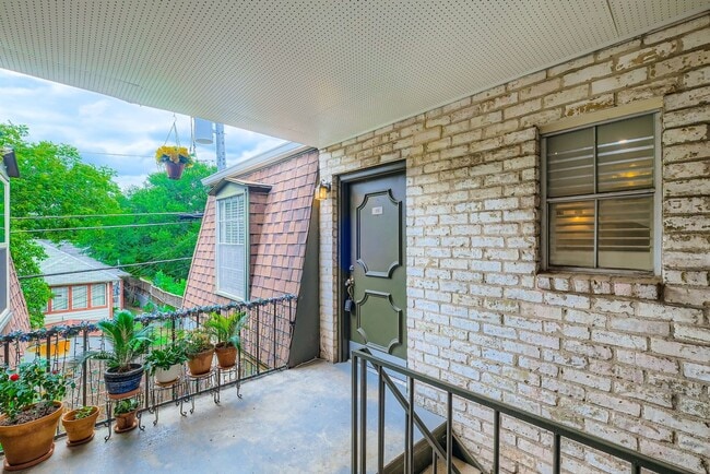 Building Photo - Condominium located in Olmos Park Gardens
