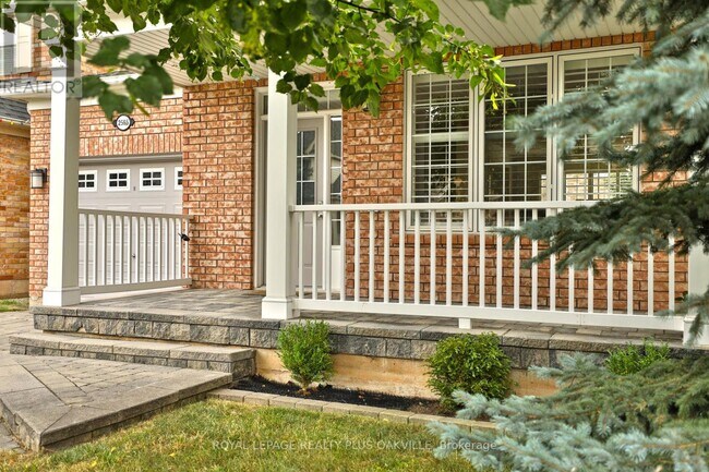 Building Photo - 2565 Falkland Crescent