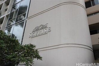 Building Photo - 555 University Ave