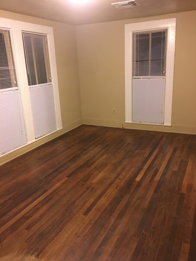 Large living room - 208 Muller St