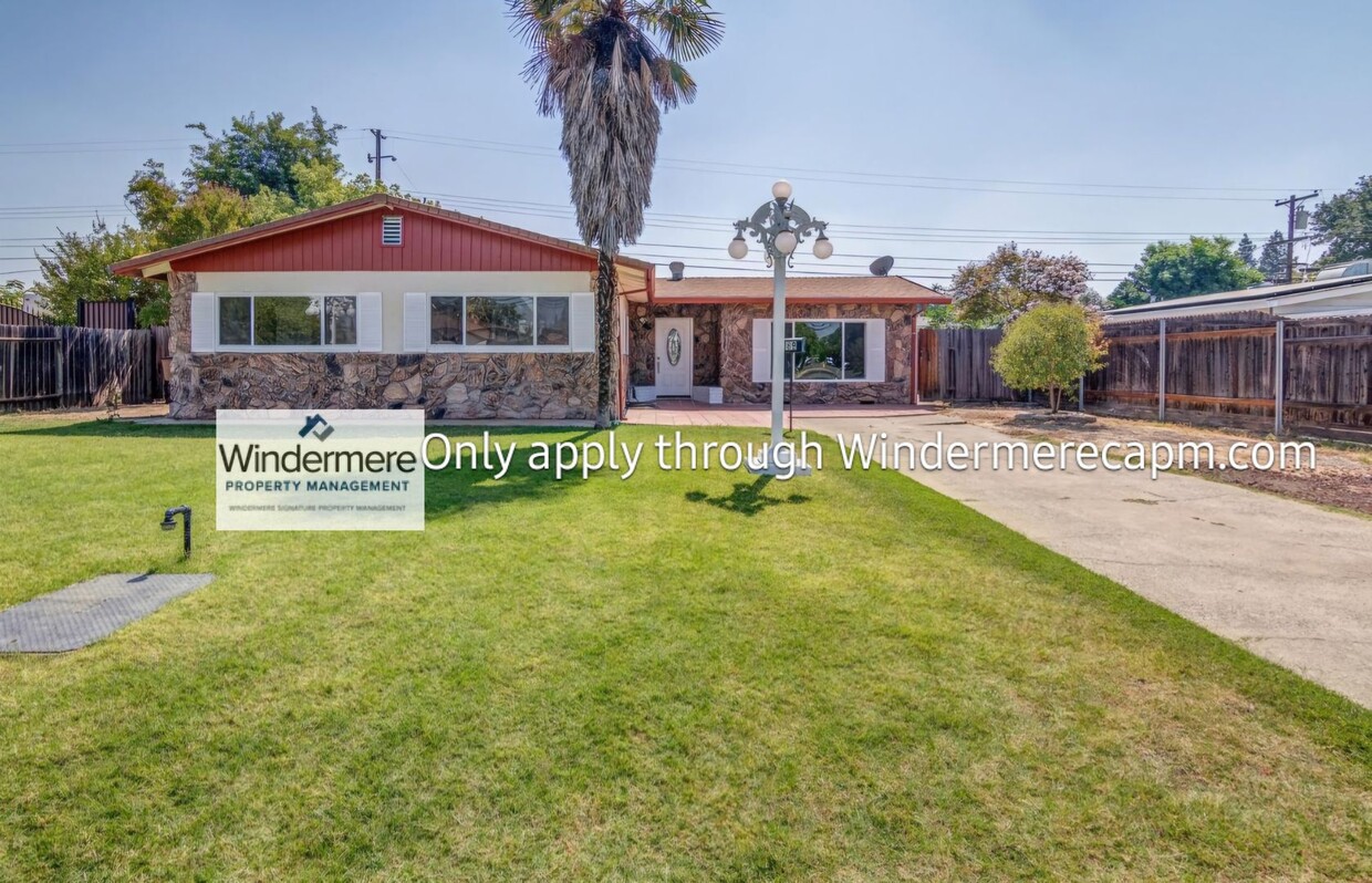 Primary Photo - Beautiful Ranch Style home with a pool - A...