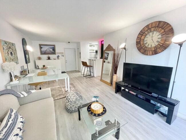 Building Photo - 3000 Riomar St