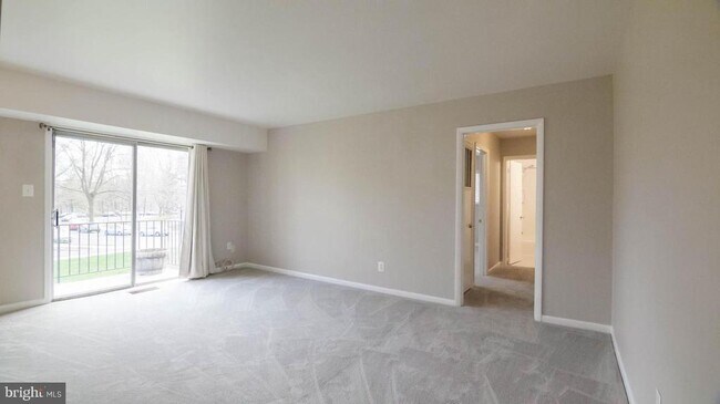 Foto del edificio - 10655 Montrose Ave