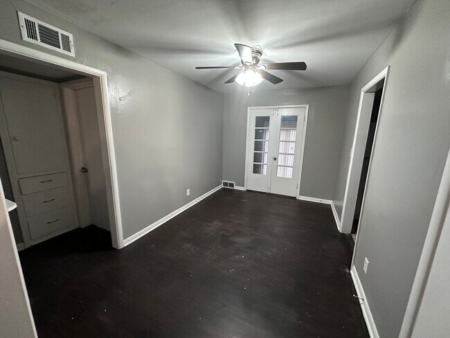 Building Photo - $1095 - 4 bed 1.5 bath single family home ...