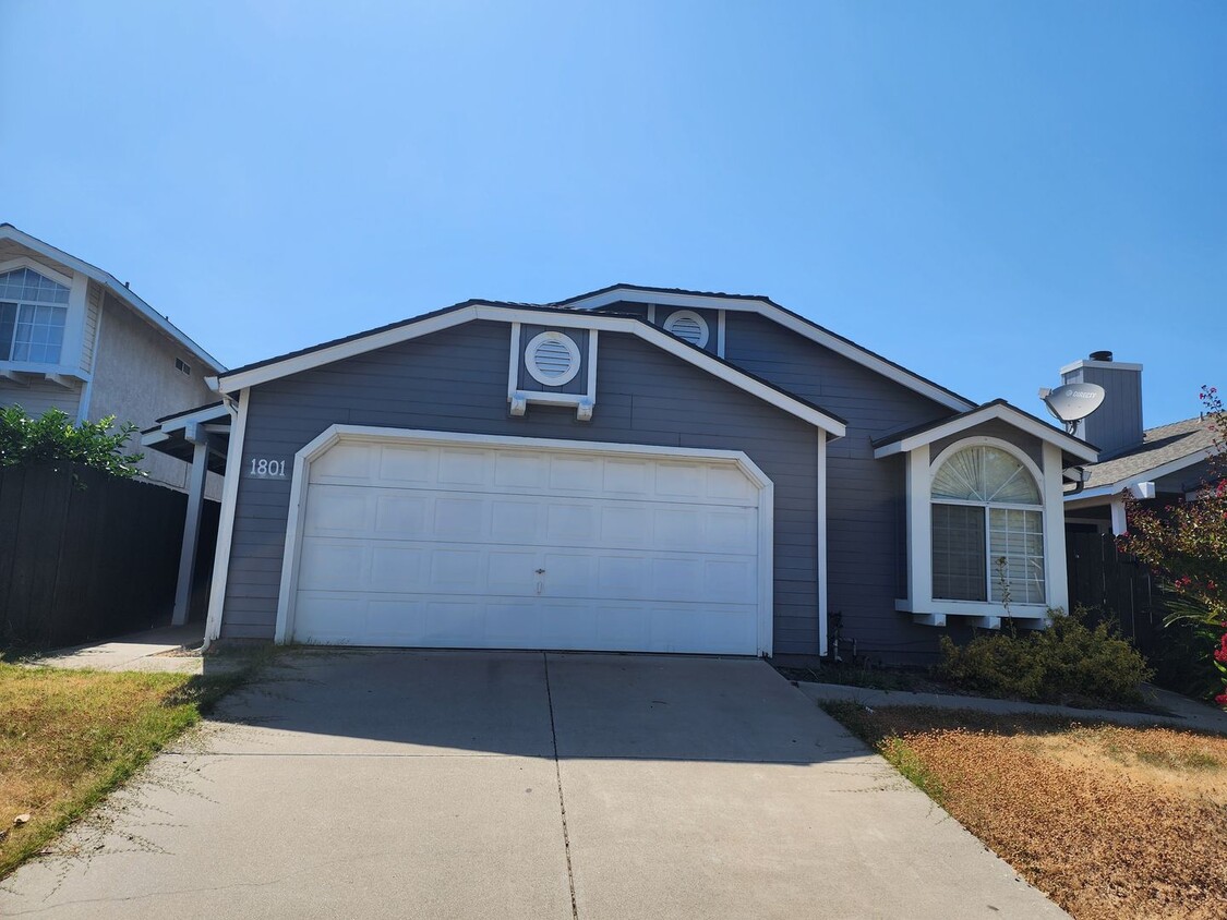 Primary Photo - 3 Bedroom 2 Bath in HOA Community with Com...