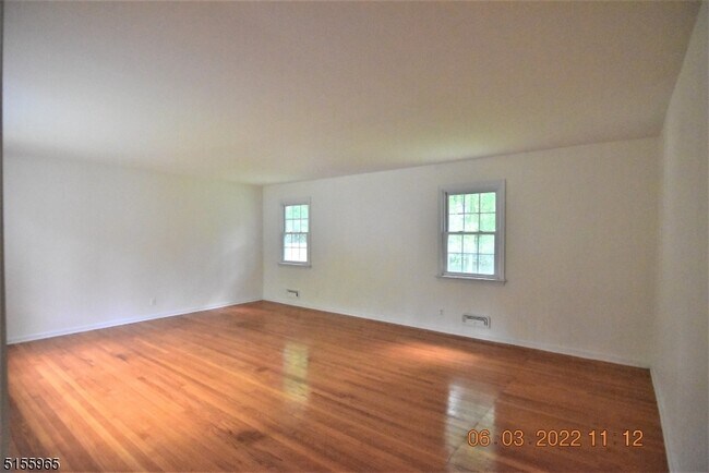 Building Photo - 10 Millbrook Ct
