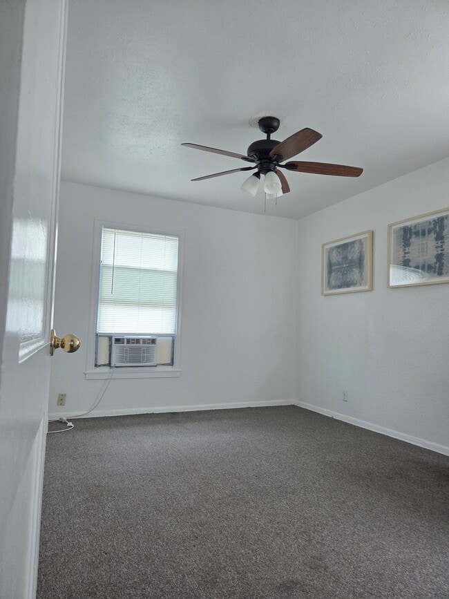Building Photo - 641 Robinson St