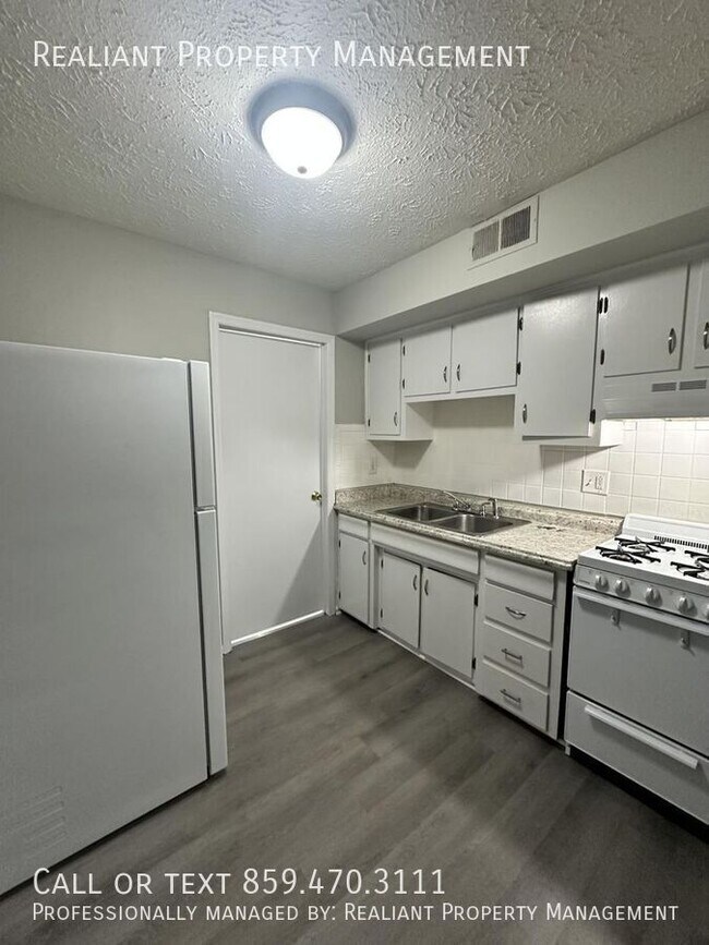 Foto del edificio - 208 Lakeshore Dr