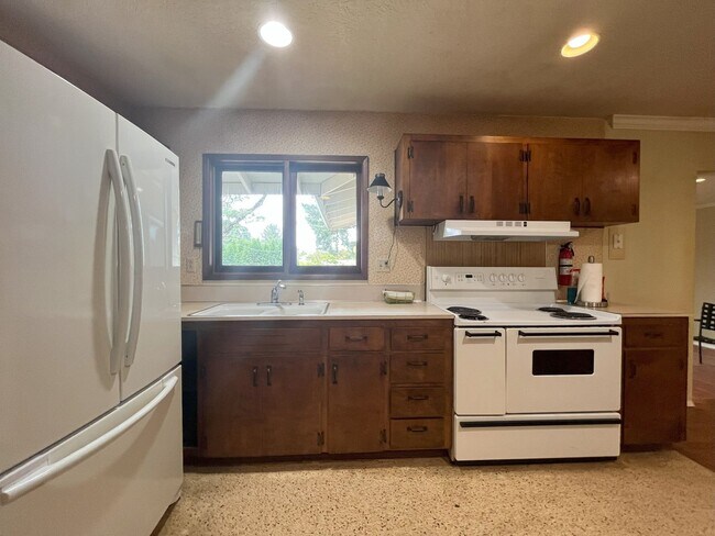 Foto del edificio - Classic Comfort: 3-Bed, 1.5-Bath Home with...