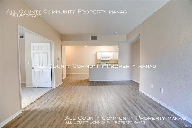 Building Photo - 3 Bed 2 Bath 1st Ground Level Condo for Re...