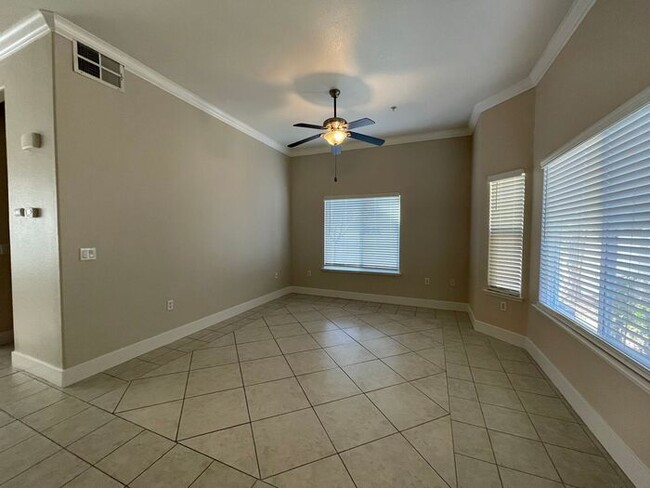 Foto del edificio - Gorgeous 3 Bedroom, 2 and 1/2 Bath Condo S...