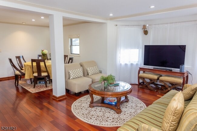 Building Photo - 624 Downer St