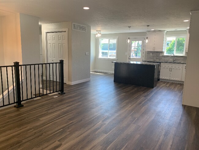 Foto del edificio - 4590 Jennifer