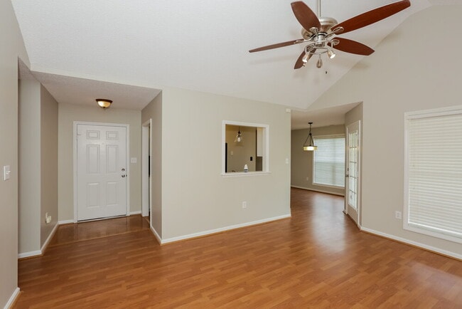 Foto del edificio - 310 Tamarack Dr
