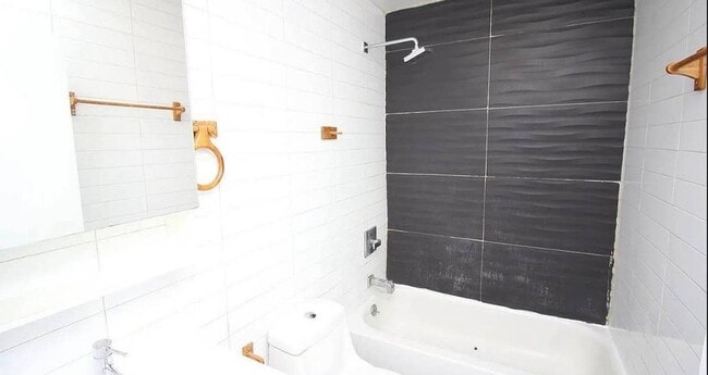 Building Photo - 821 Madison St