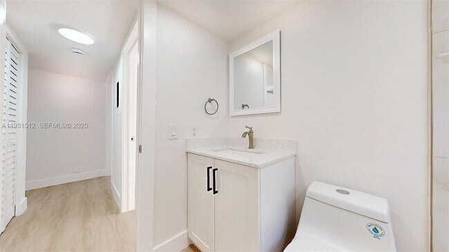 Foto del edificio - 1676 W 42nd St