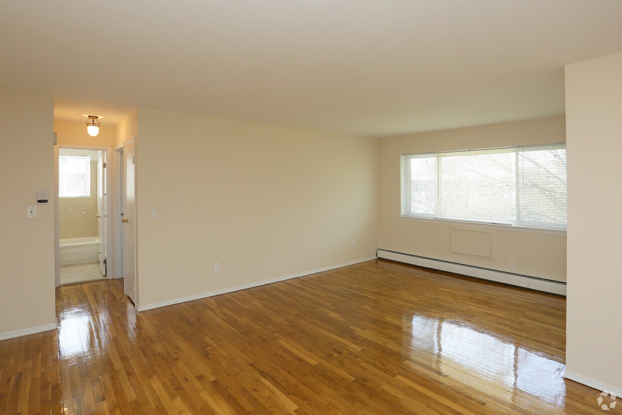 Brixton Lane Apartments Levittown, NY