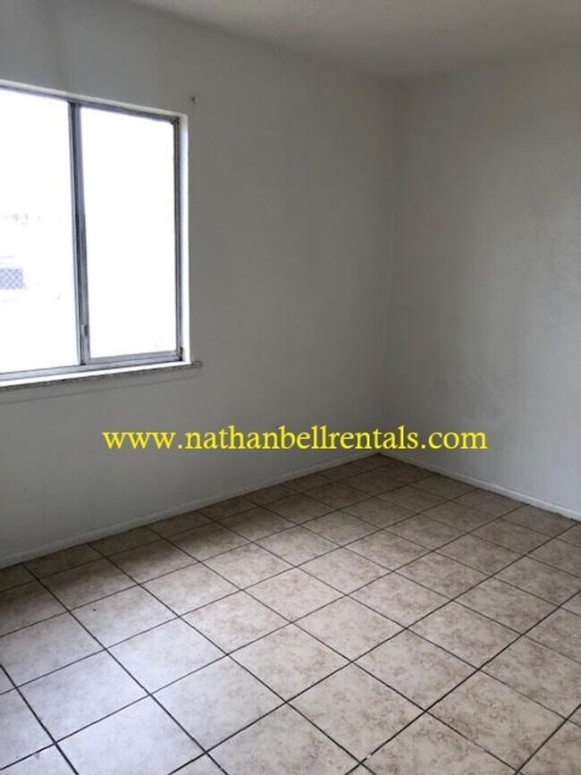 Foto del edificio - Single-Family Home: 4 Bed, 1.5 Bath