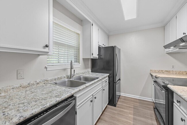 Foto del edificio - 2556 Panther Creek Rd