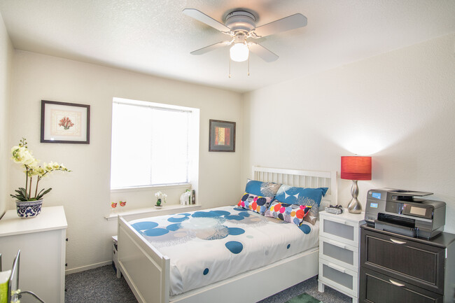 Large Bedrooms with Ceiling Fan - Pomona West Student Apartments