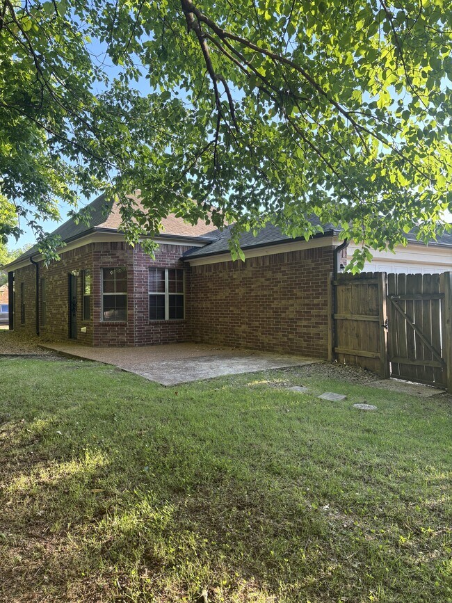 Foto del edificio - 7412 Brentlawn Dr