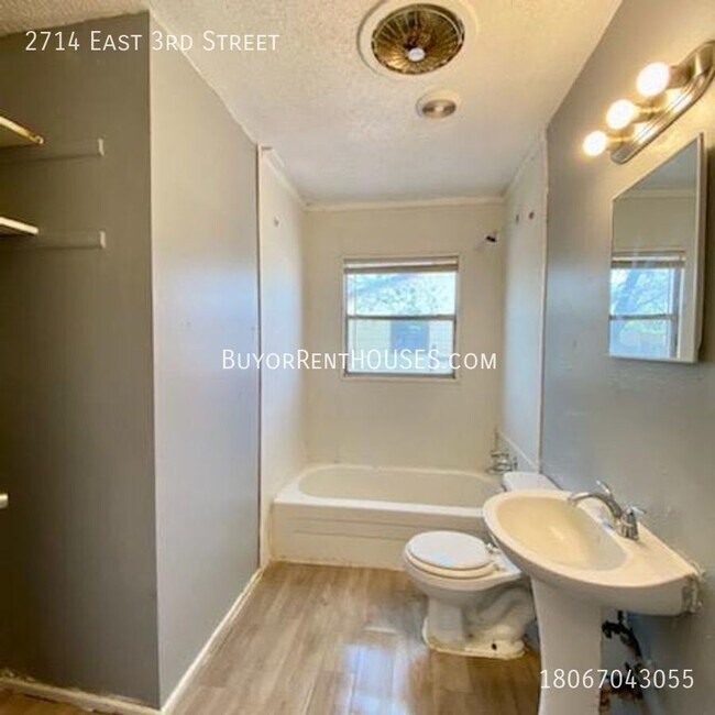 Building Photo - RENT is $725+ Pay $0 deposit at Move-In (S...