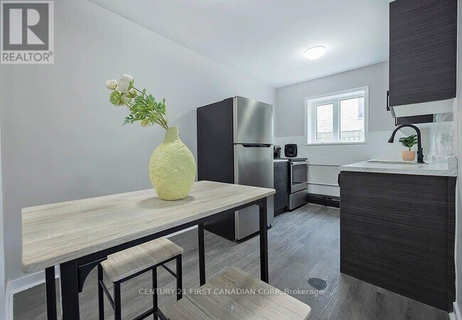Photo du bâtiment - 871-871 Adelaide St N
