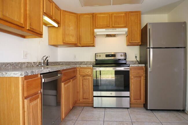 Foto del edificio - Spacious 4/2 home with 2 car garage Availa...