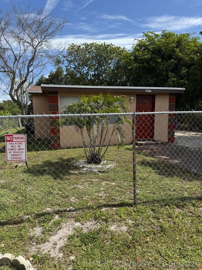 Foto del edificio - 2221 NW 6th Ct
