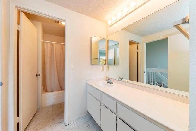Building Photo - 55889 Santa Fe Trl