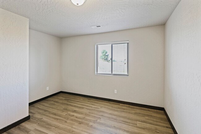 Building Photo - 13824 W Bergen Dr