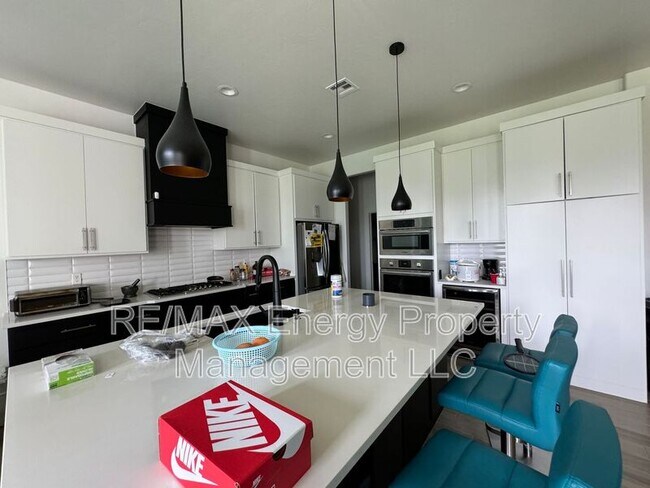 Building Photo - 5001 SW 128th Ct
