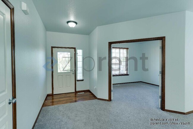Building Photo - Unit