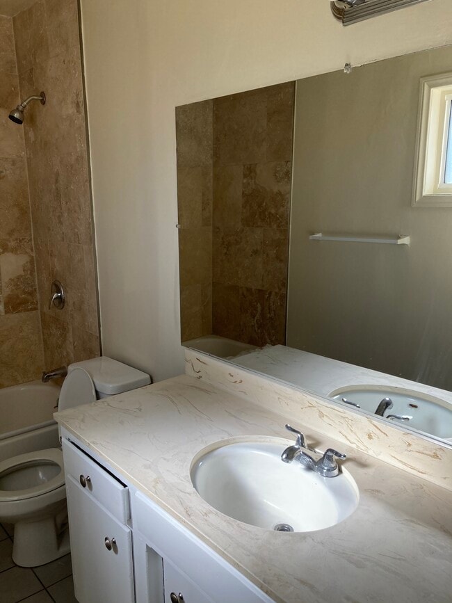 Bath 1 - 7820 Baird Ave